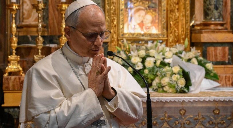 XIV. Leó pápa imádkozik a Magyarországon buszbalesetben elhunyt lengyel zarándokokért